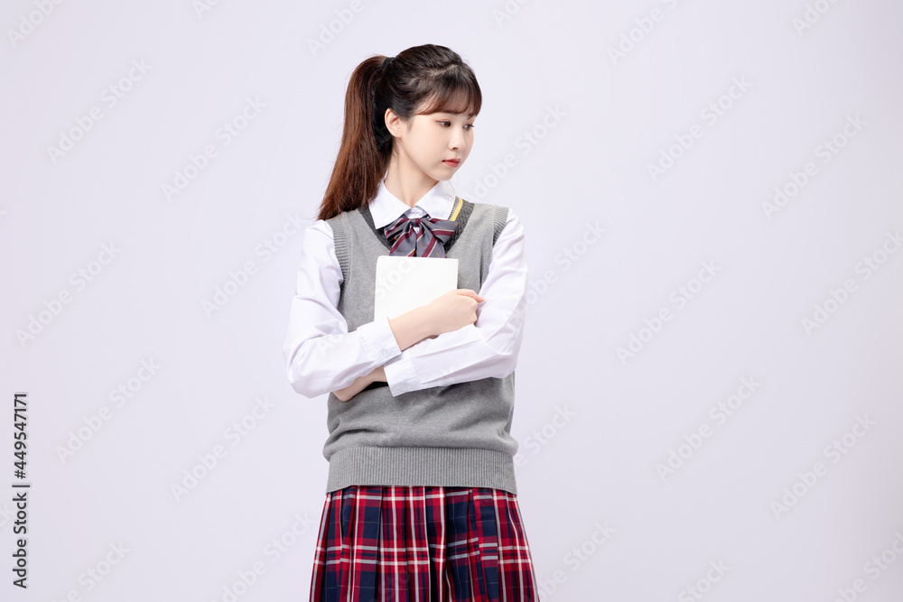 穿着中学制服的美丽亚洲女孩