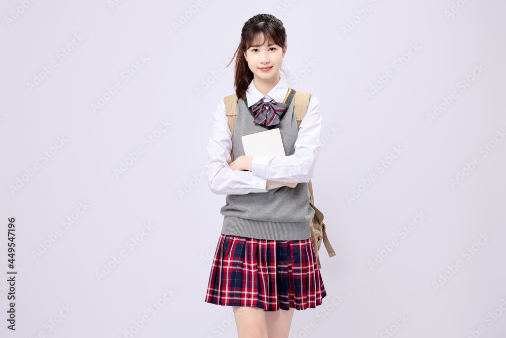 穿着中学制服的漂亮亚洲女孩