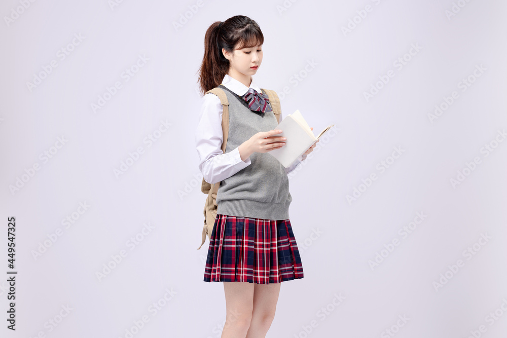 穿着中学制服的漂亮亚洲女孩