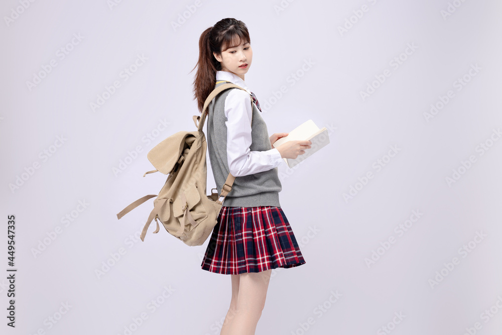 穿着中学制服的漂亮亚洲女孩