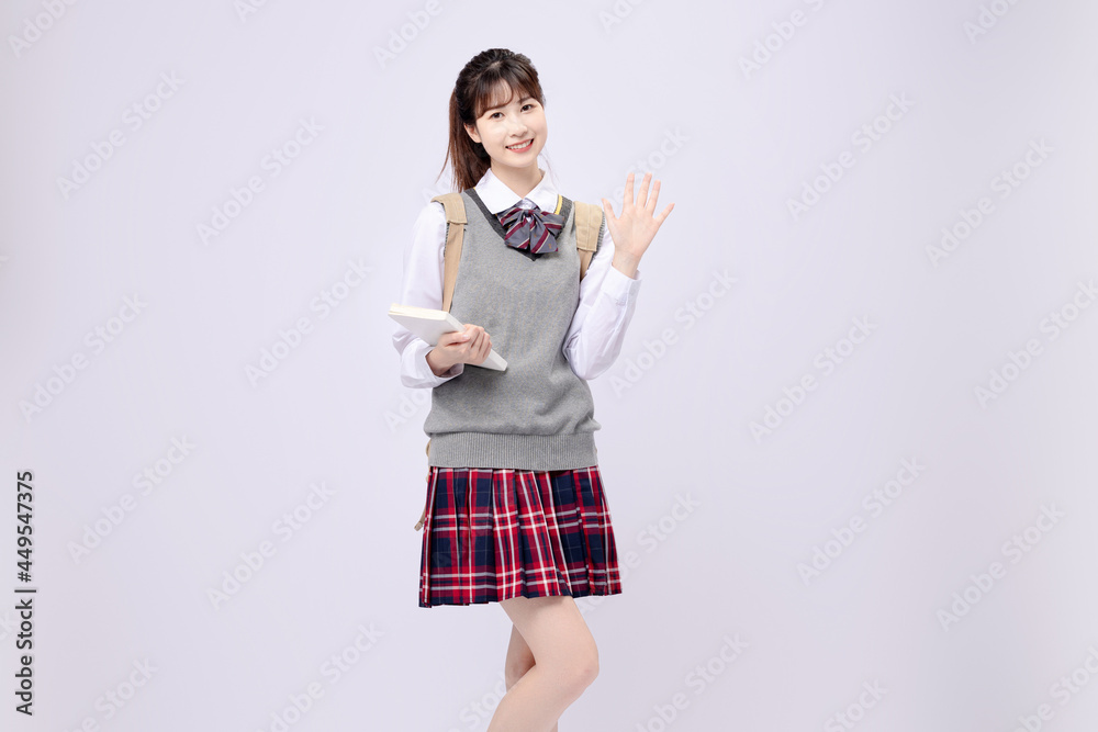 穿着中学制服的漂亮亚洲女孩