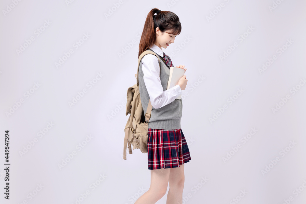 穿着中学制服的漂亮亚洲女孩