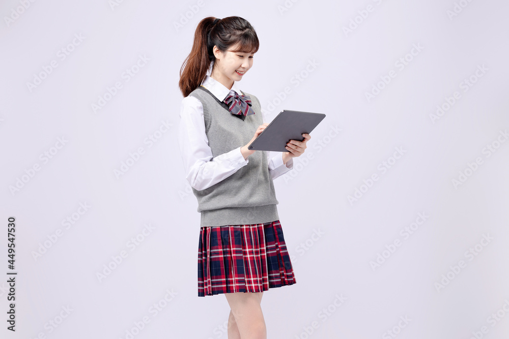 穿着中学制服的漂亮亚洲女孩