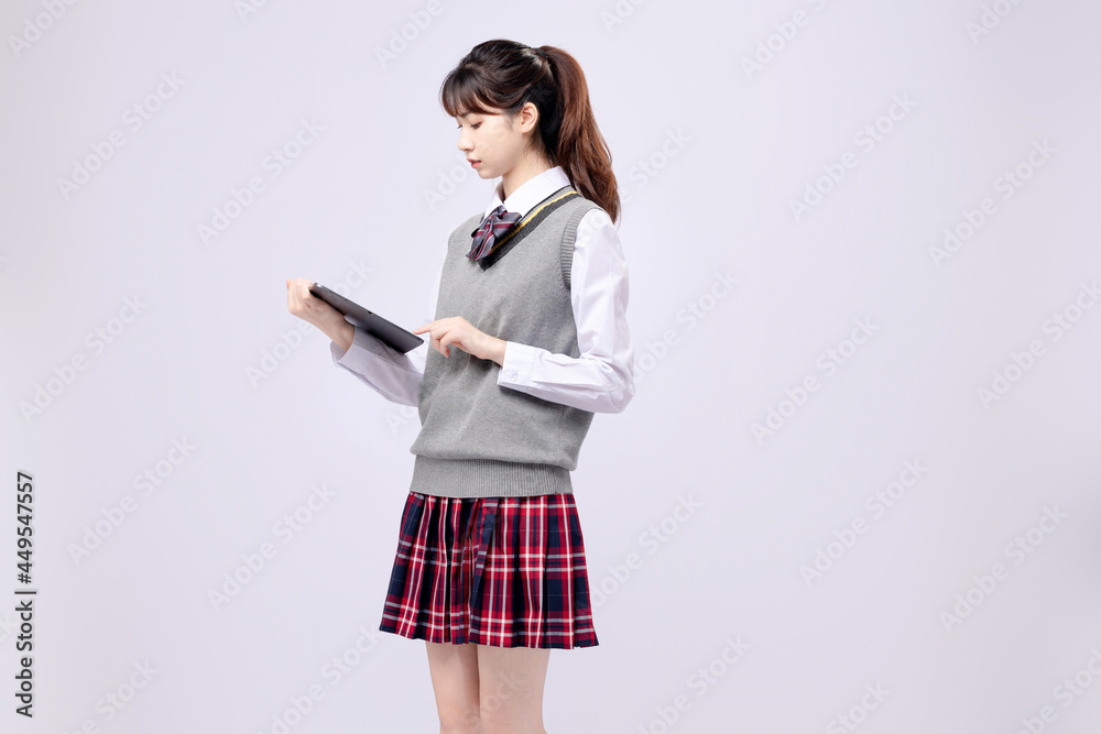 穿着中学制服的漂亮亚洲女孩