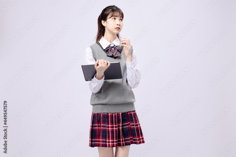 穿着中学制服的漂亮亚洲女孩