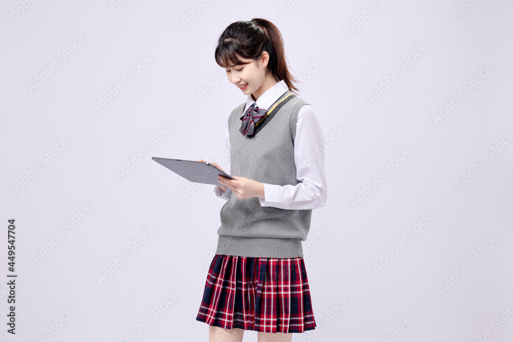 穿着中学制服的漂亮亚洲女孩