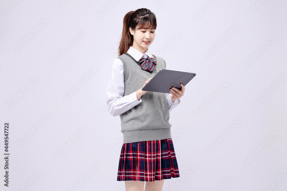 穿着中学制服的漂亮亚洲女孩