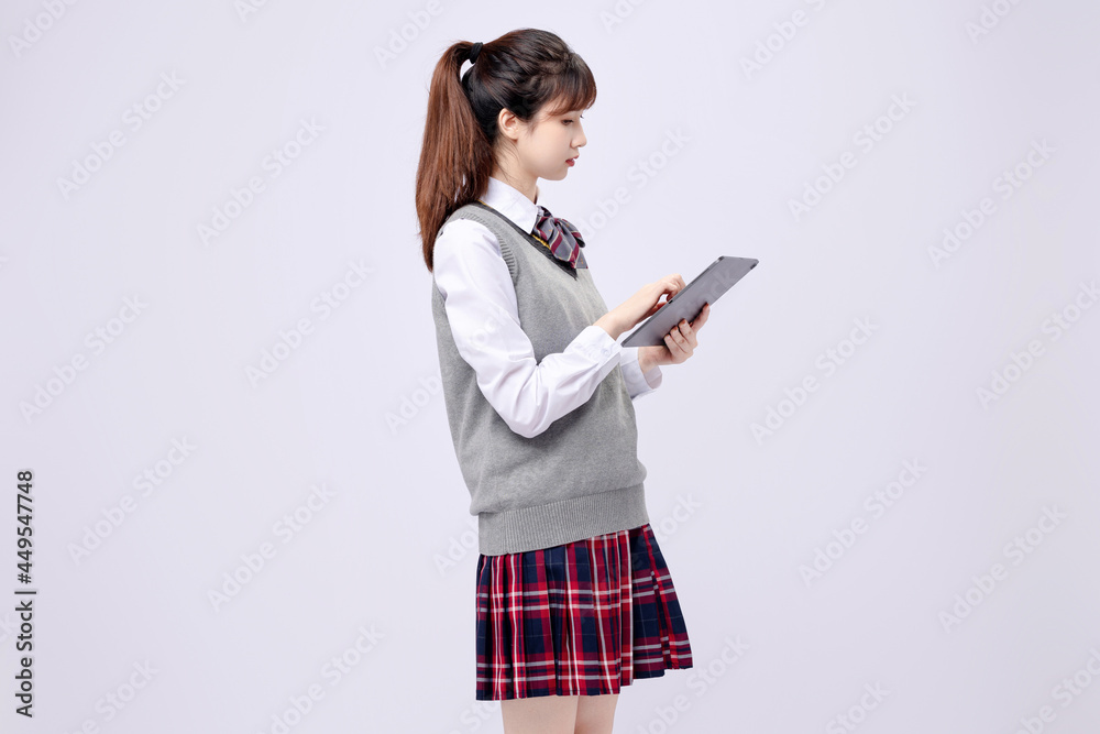 穿着中学制服的漂亮亚洲女孩