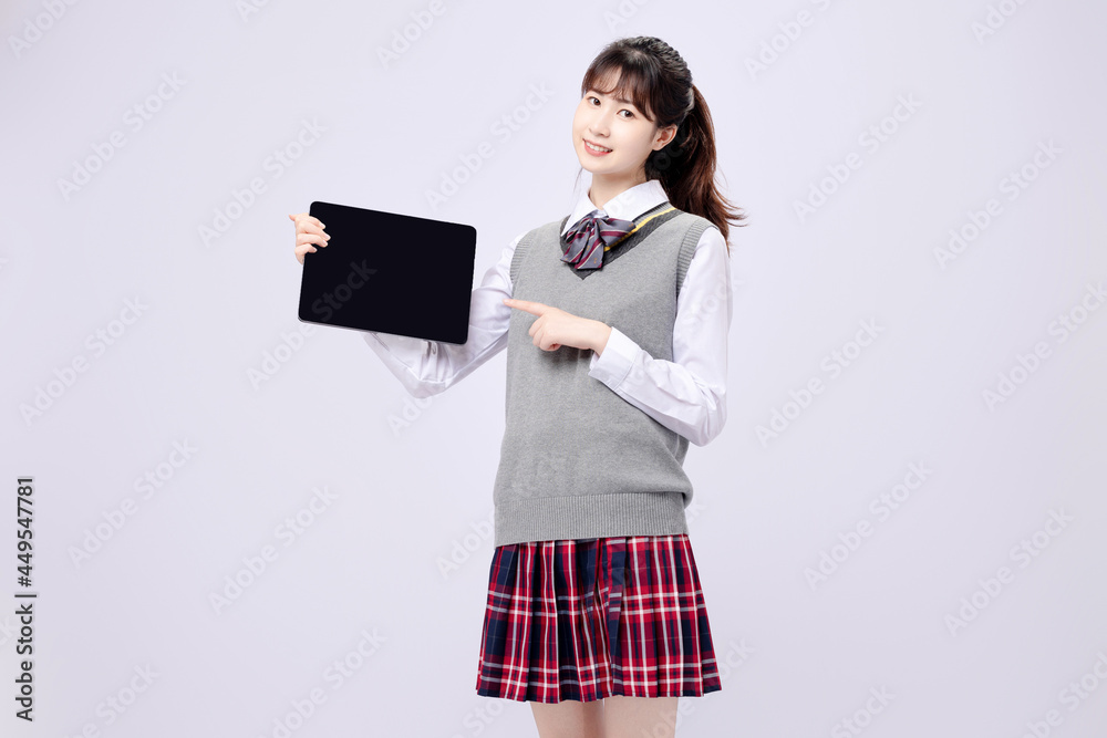 穿着中学制服的漂亮亚洲女孩