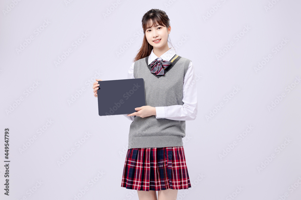 穿着中学制服的漂亮亚洲女孩