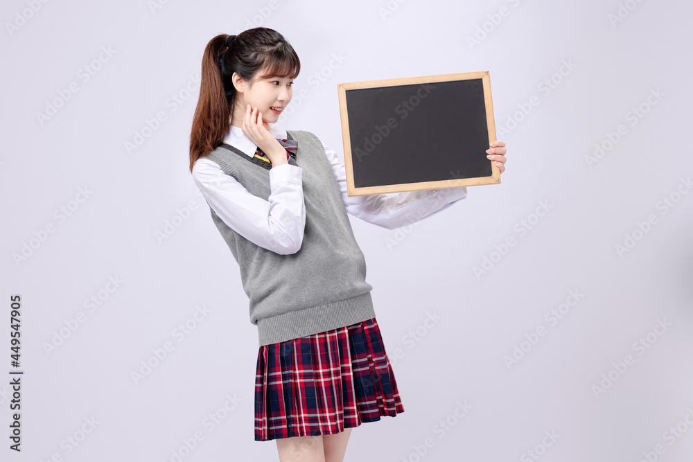 穿着中学制服的漂亮亚洲女孩