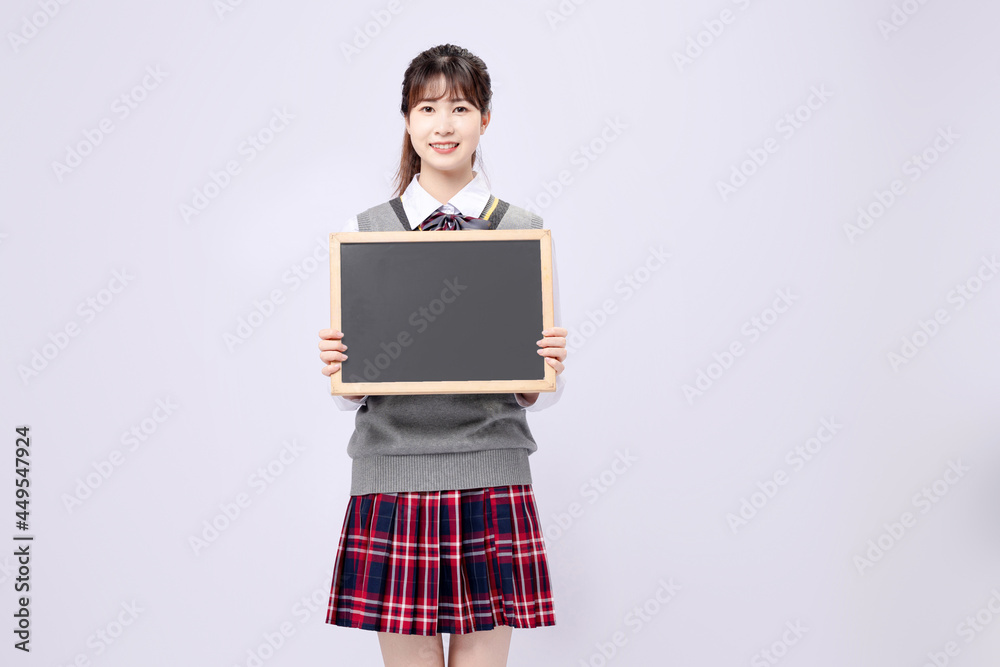 穿着中学制服的漂亮亚洲女孩