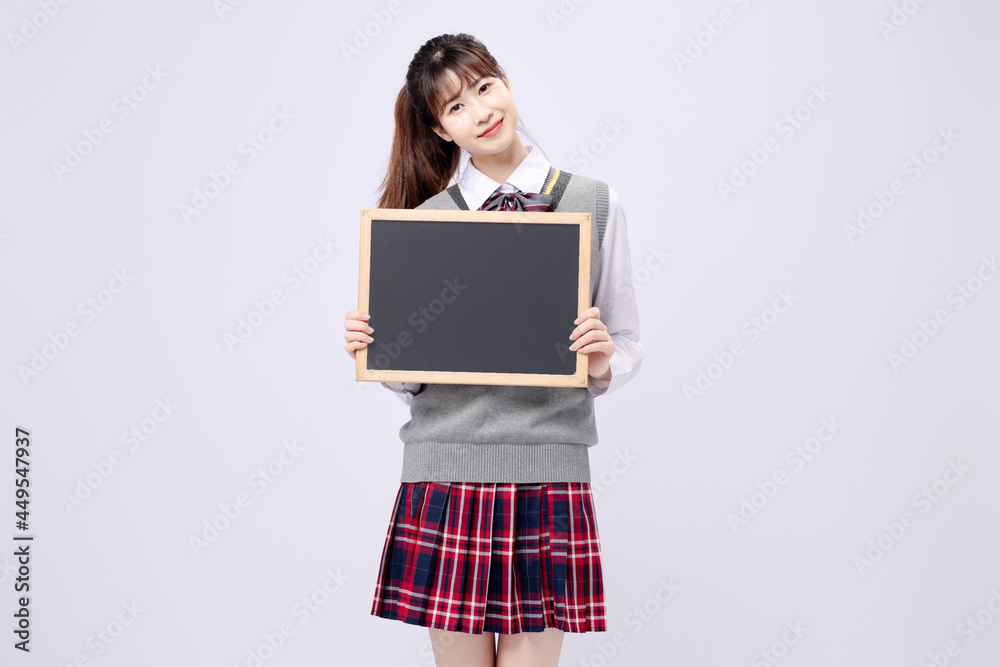 穿着中学制服的漂亮亚洲女孩