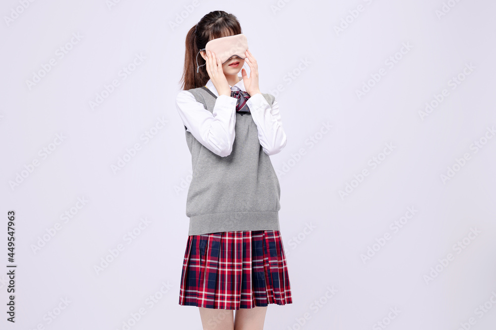 穿着中学制服的漂亮亚洲女孩