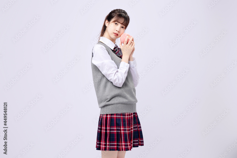 穿着中学制服的漂亮亚洲女孩