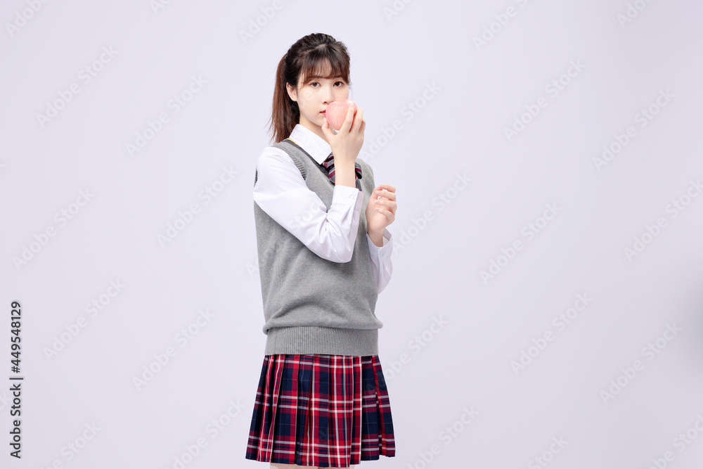 穿着中学制服的漂亮亚洲女孩