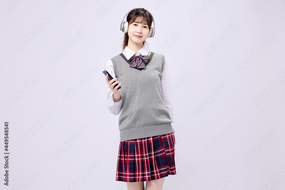 穿着中学制服的漂亮亚洲女孩