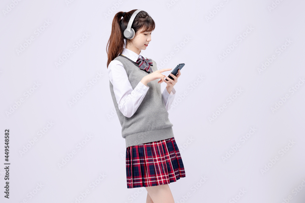 穿着中学制服的漂亮亚洲女孩