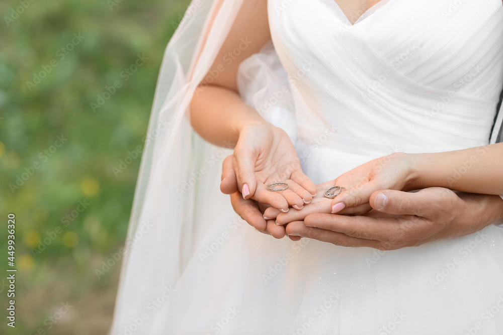 幸福的新婚夫妇展示他们的结婚戒指，特写