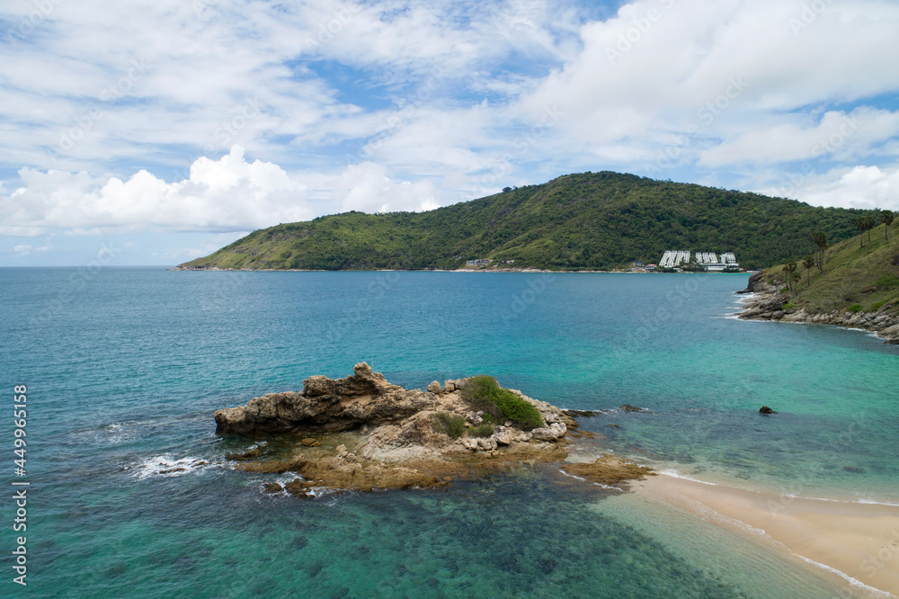 泰国普吉岛的热带海洋，海浪拍打着海岸和高山