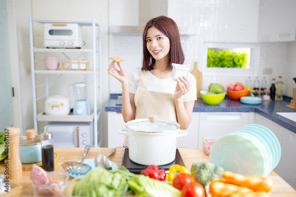 女人喜欢烹饪食物的过程