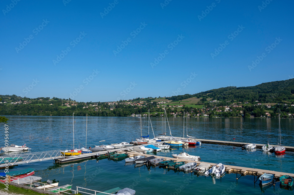 Port de plaisance sur le lac de Paladru en france en Isère en été