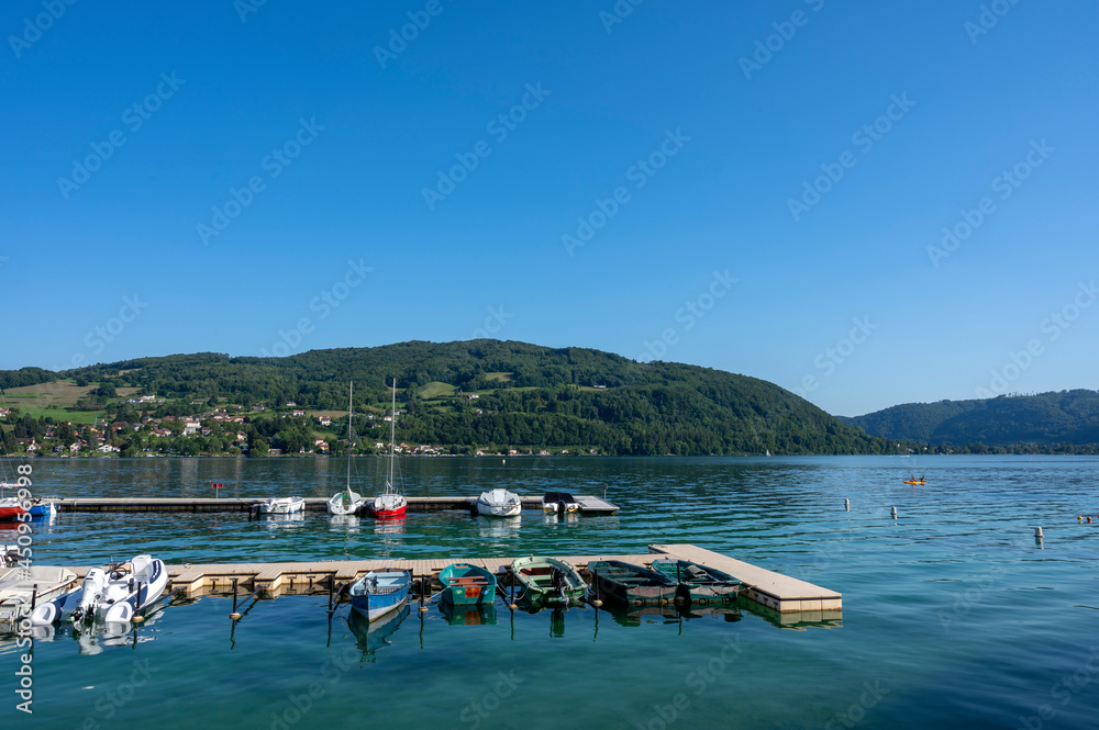 Port de plaisance sur le lac de Paladru en france en Isère en été