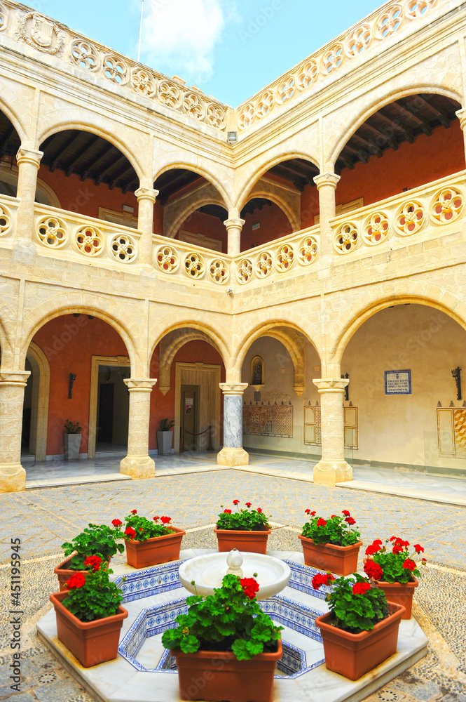 Patio del Castillo de Luna ayuntamiento de Rota, provincia de Cádiz Andalucía España. Fuente con mac