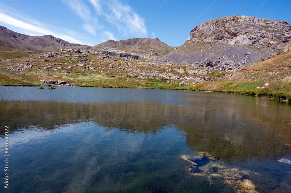 Lac de montagne dans les Alpes-de-Haute-Provence dans le col de Restefond vers la vallée de lUbaye 