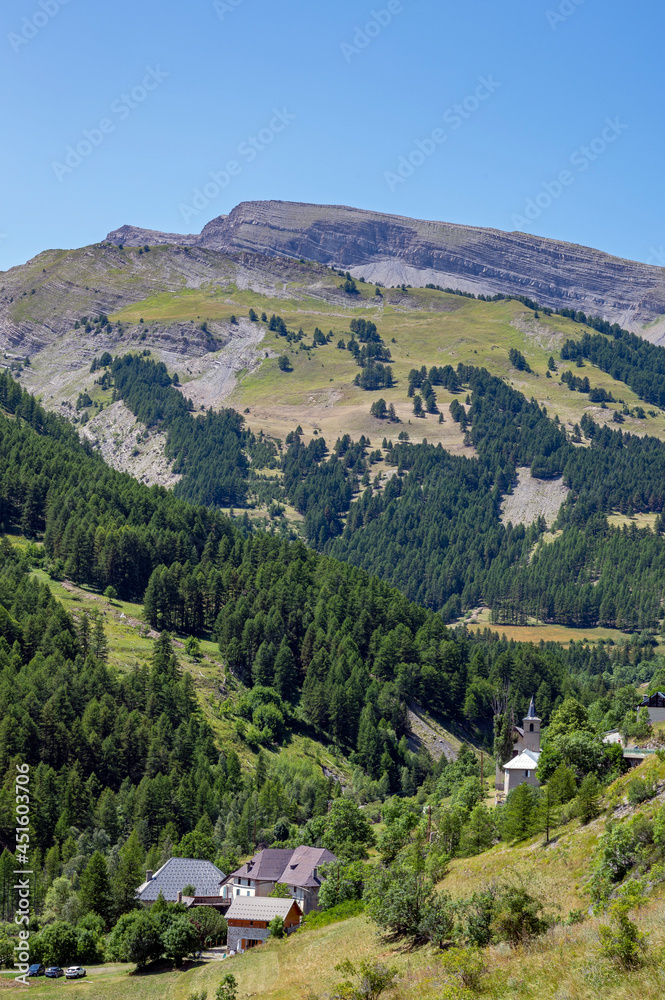 Paysage de montagne en été dans les alpes du sud de la France dans le col de Vars du côté des Alpes-