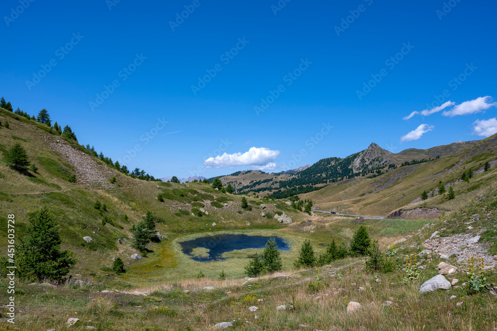 Paysage de montagne avec un lac daltitude en été dans les alpes du sud de la France dans le col de 