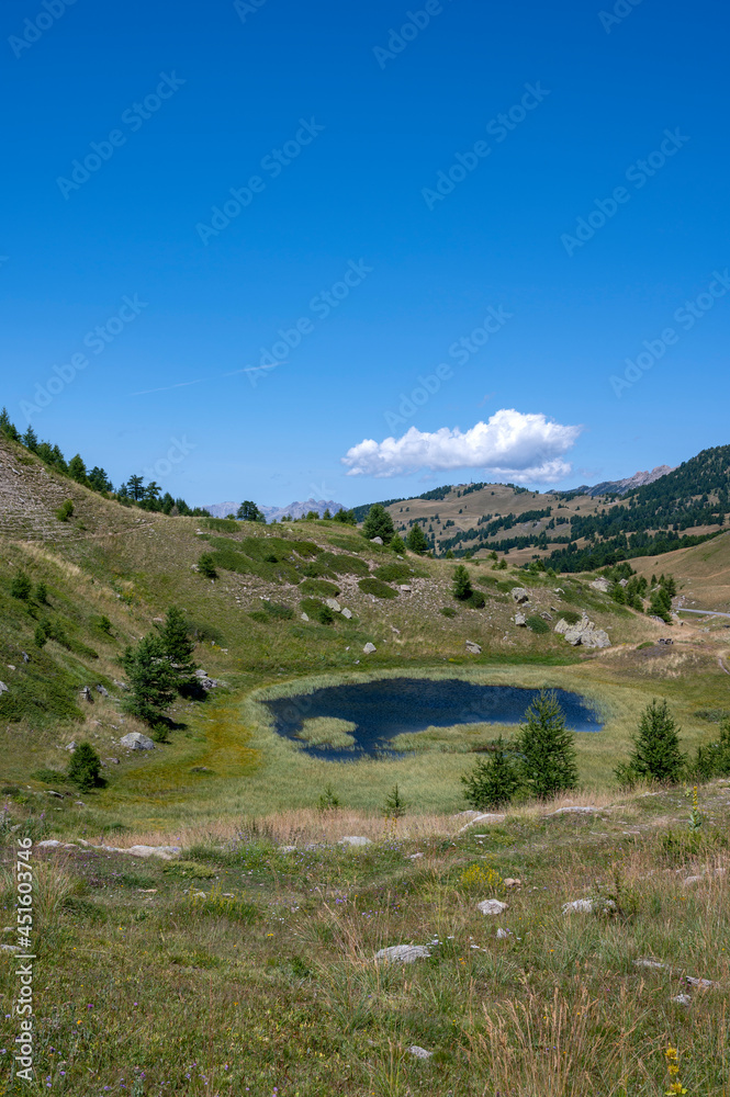 Paysage de montagne avec un lac daltitude en été dans les alpes du sud de la France dans le col de 