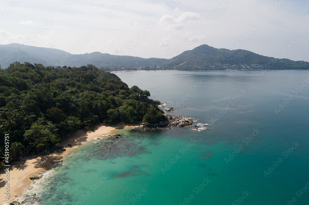 泰国普吉岛海岸和高山上海浪拍打的热带海洋高角度视图