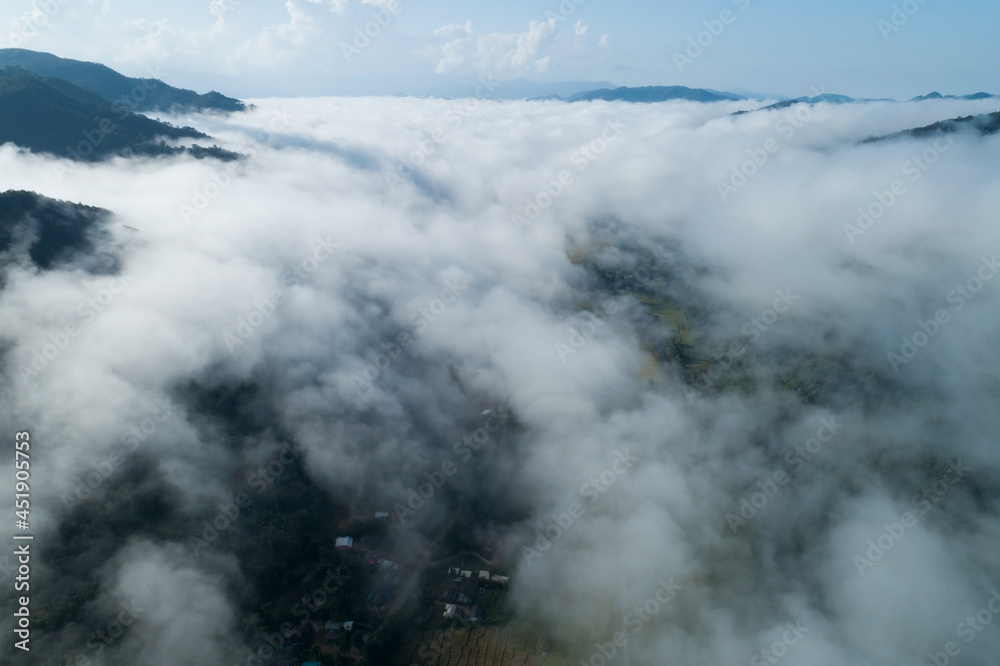 鸟瞰无人机拍摄的热带雨林山脉上流动的雾波，鸟瞰图像结束