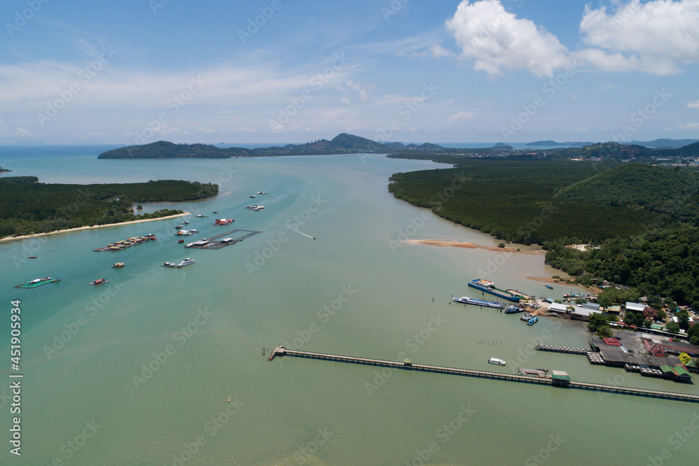 普吉岛美丽的热带海洋与海岸景观的景观自然风光鸟瞰图