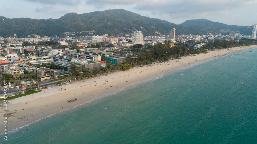 美丽的海浪拍打着泰国普吉岛巴东海滩的沙滩，航拍无人机拍摄。