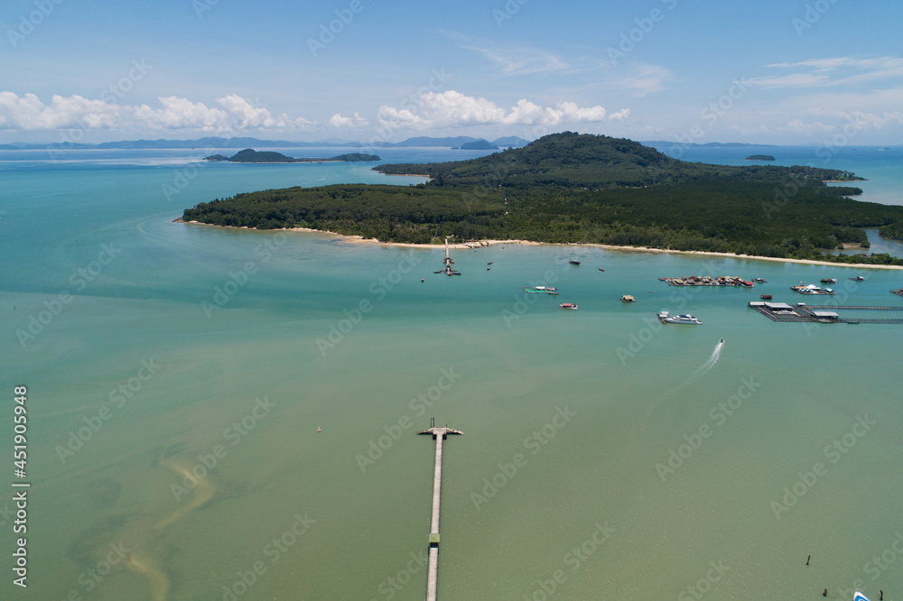 鸟瞰普吉岛美丽的热带海洋和海岸风光