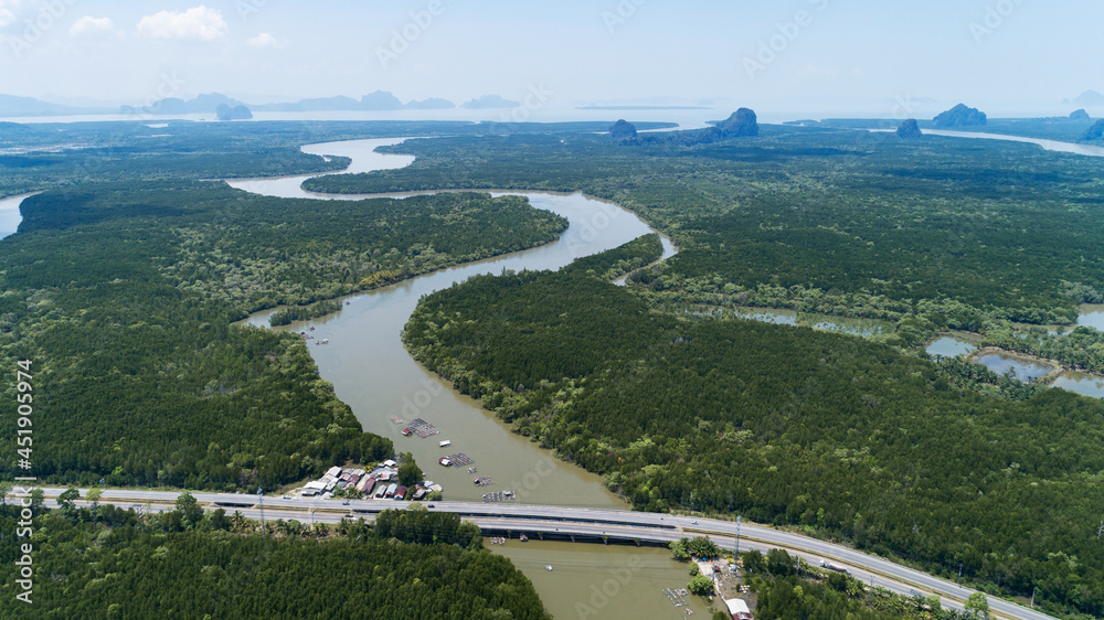 无人机拍摄桥梁公路上有汽车的桥梁和景观山景na