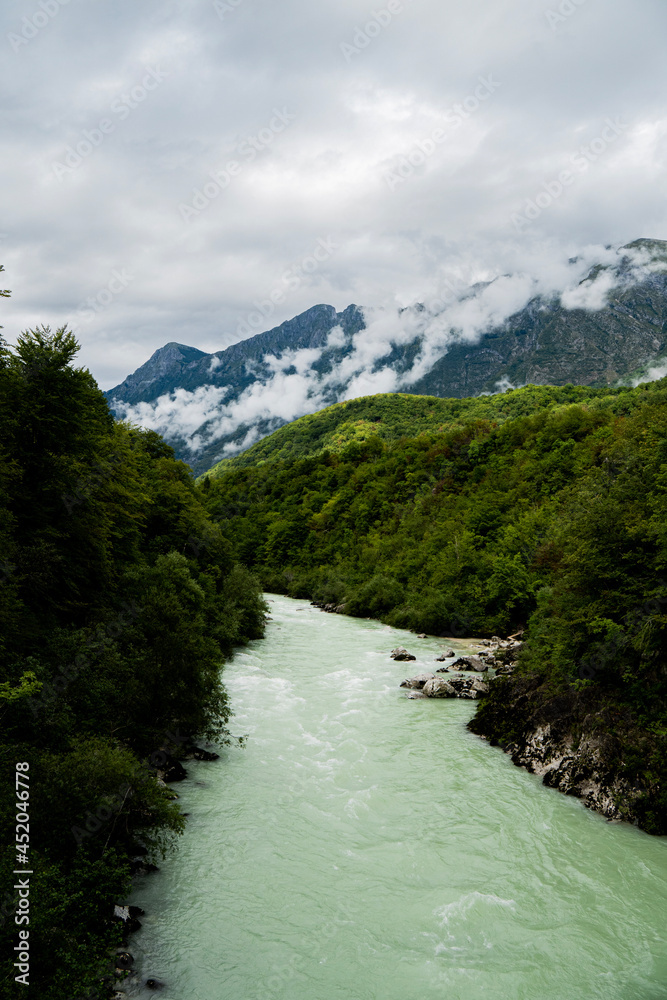 山中河流