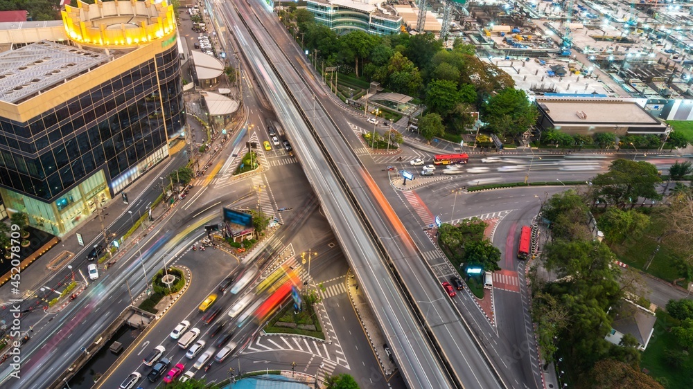 大都市中心繁忙的高速公路路口。交通和基础设施概念。