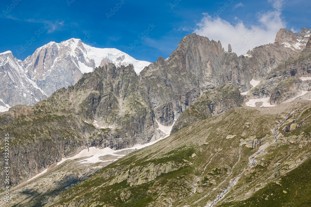 从库尔马约尔（Courmayeur）上行的Skyway Monte Bianco缆车俯瞰意大利阿尔卑斯山