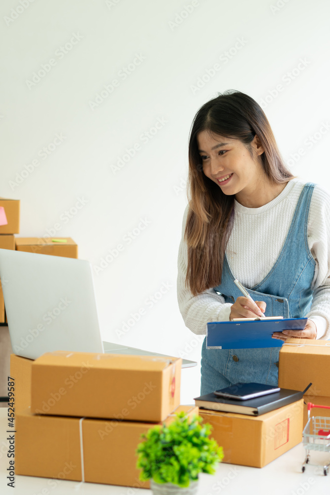 中小企业在线业务和快递概念，在家工作的自由职业女性在线包裹快递