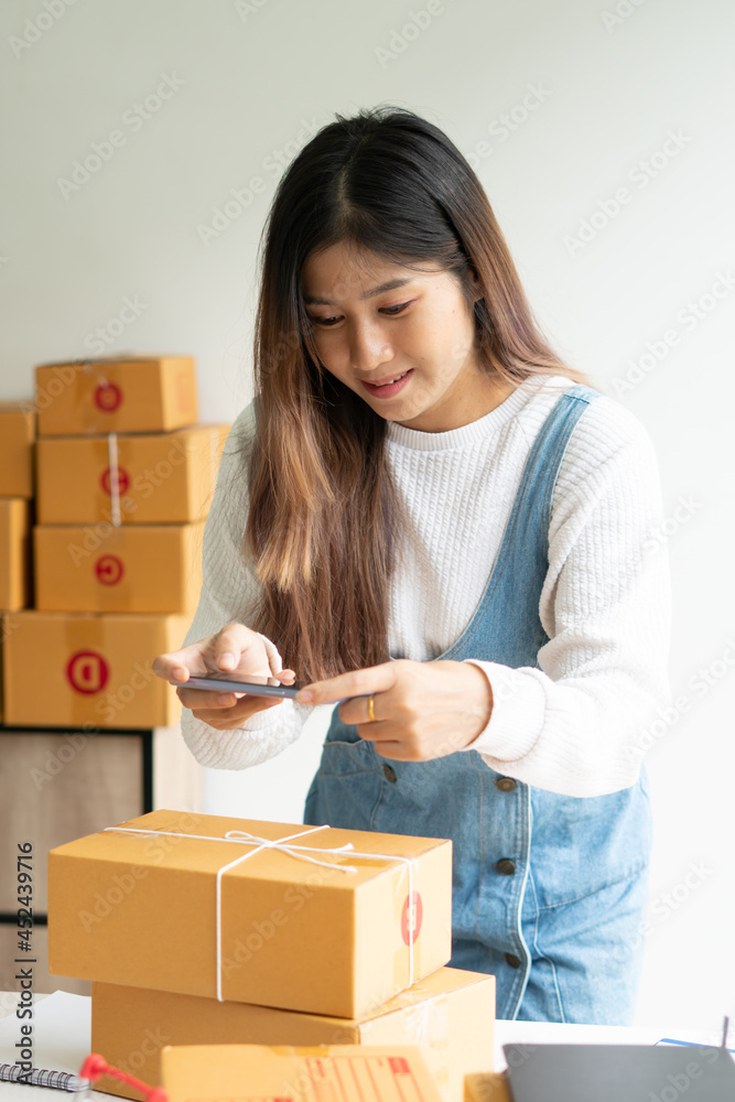 中小企业在线业务和快递概念，在家工作的自由职业女性在线包裹快递