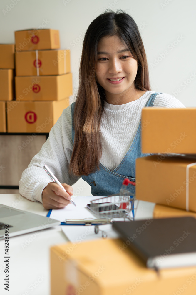 中小企业在线业务和快递概念，在家工作的自由职业女性在线包裹快递