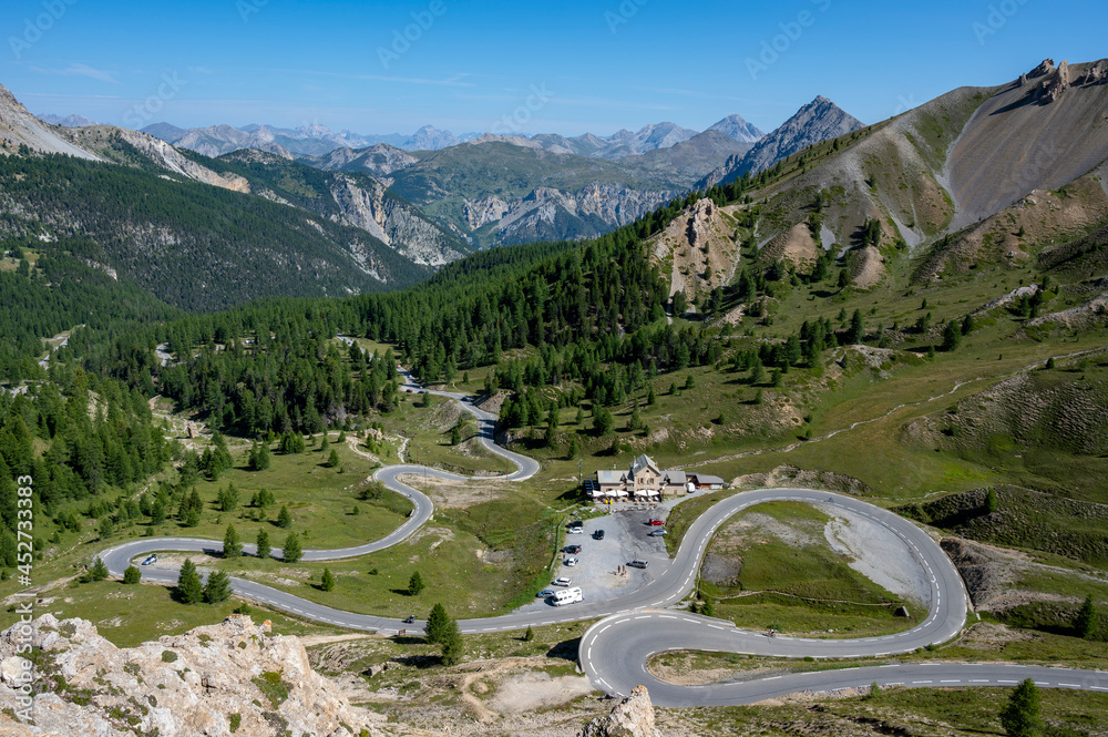 Route de montagne sinueuse dans le massif du Queyras dans le département des Hautes-Alpes en été en 