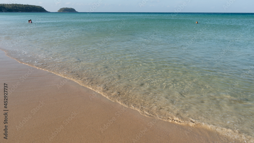 普吉岛阳光明媚的夏日大海，清澈的海水。