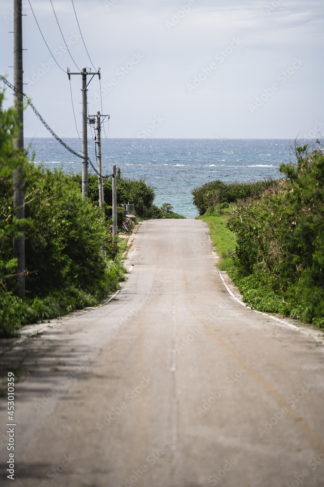 海へと続く道・島の風景