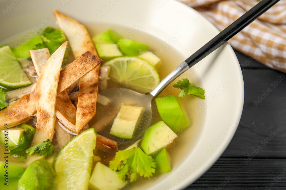 桌上有一盘美味的Sopa de Lima汤，特写