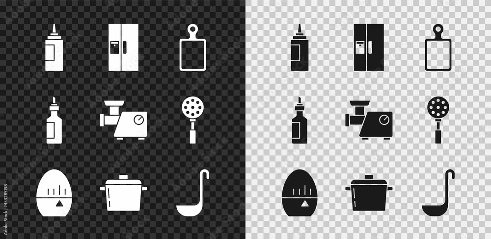 套装酱汁瓶、冰箱、砧板、厨房计时器、烹饪锅、勺子、橄榄油瓶