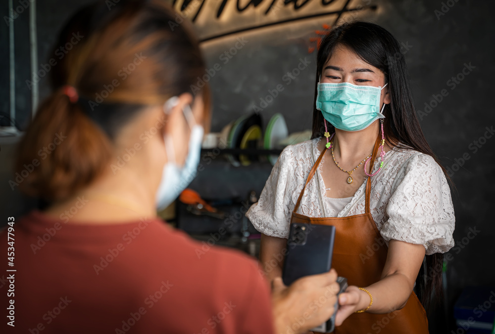 使用手机支付，移动支付，客户使用NFC技术通过智能手机支付账单